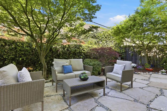 35 Pearl Ct, Novato, CA 94947