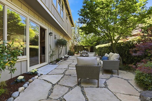 35 Pearl Ct, Novato, CA 94947