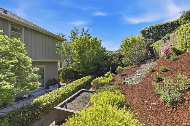 35 Pearl Ct, Novato, CA 94947