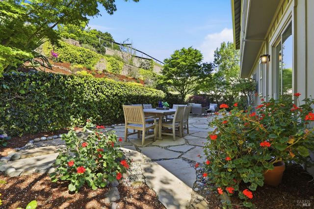 35 Pearl Ct, Novato, CA 94947