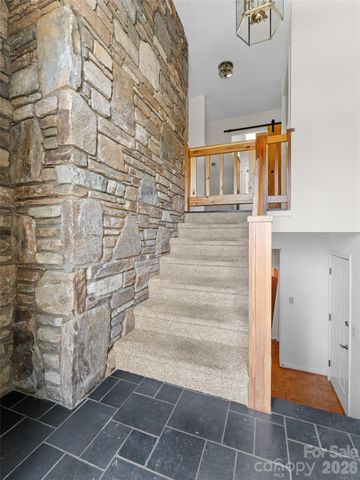 205 Deerpath Lane, Hendersonville, NC 28739