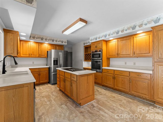 205 Deerpath Lane, Hendersonville, NC 28739