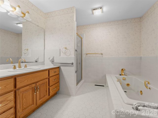 205 Deerpath Lane, Hendersonville, NC 28739