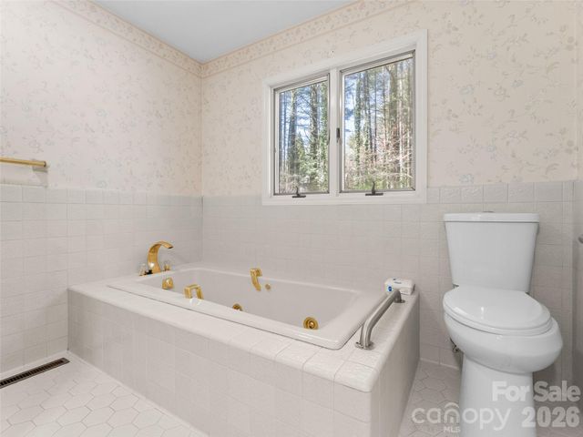 205 Deerpath Lane, Hendersonville, NC 28739