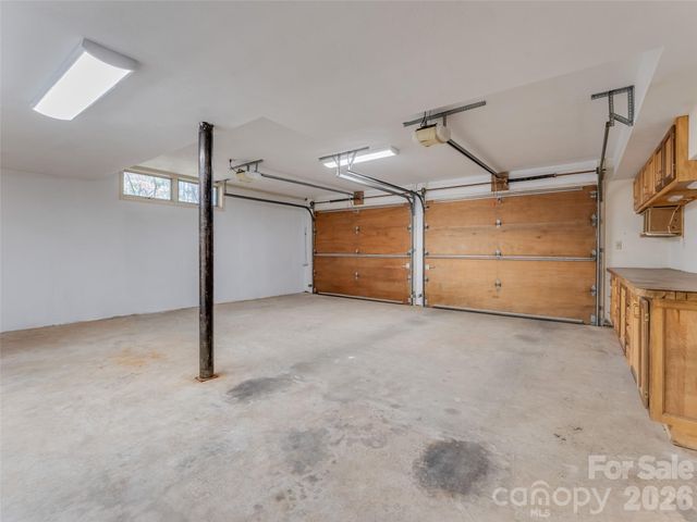 205 Deerpath Lane, Hendersonville, NC 28739