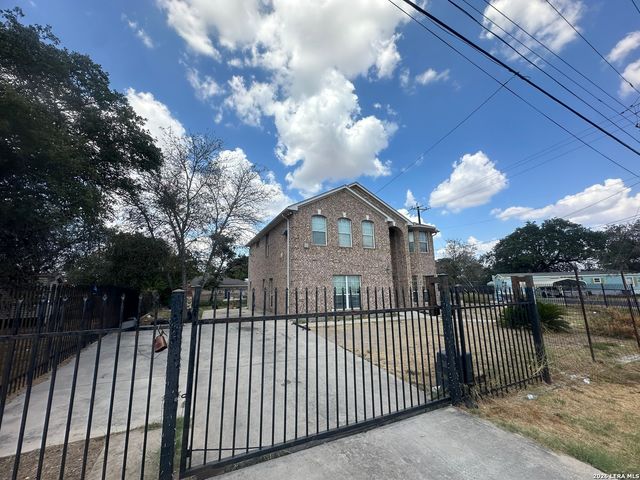 4131 WATERWOOD PASS DR, Elmendorf, TX 78112