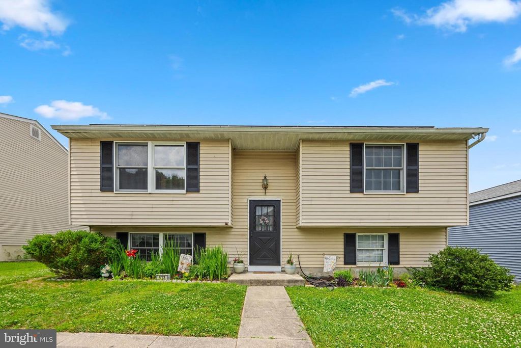 Image 1 of property listing at 513 FUSELAGE AVE, Baltimore, MD 21221