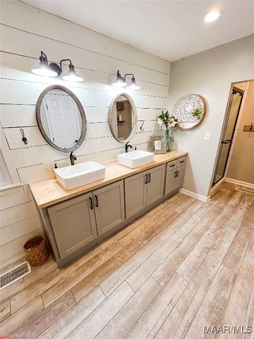 648 County Road 16 ., Valley Grande, AL 36701