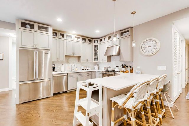 2817 N Oakley Avenue 2N, Chicago, IL 60618