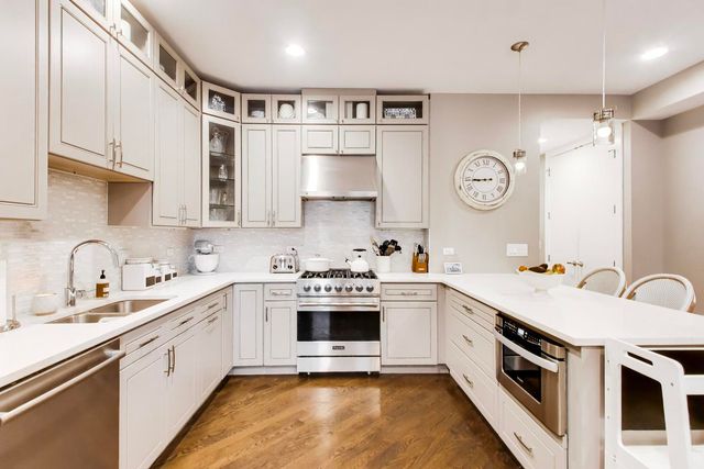 2817 N Oakley Avenue 2N, Chicago, IL 60618