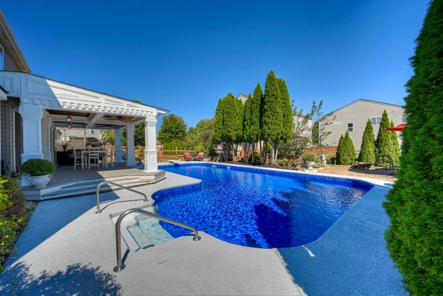 6248 Castle Oak Drive, Florence, KY 41042