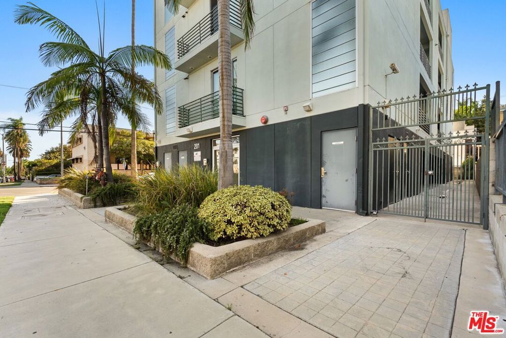 201 N Manhattan Place, Los Angeles, CA 90004 — photo 3