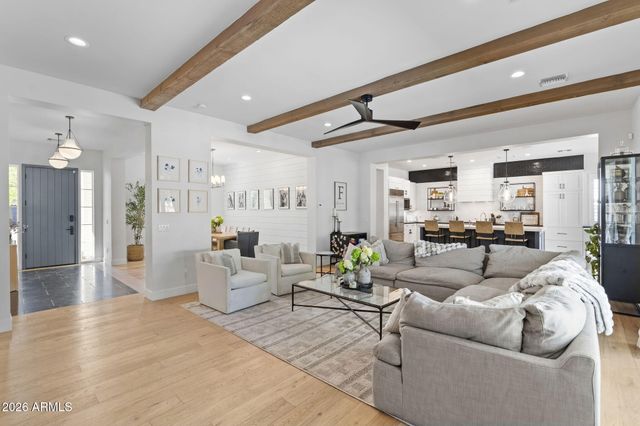 8409 N DILLER GROVE Lane, Phoenix, AZ 85021