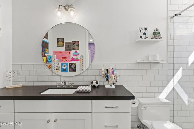 8409 N DILLER GROVE Lane, Phoenix, AZ 85021