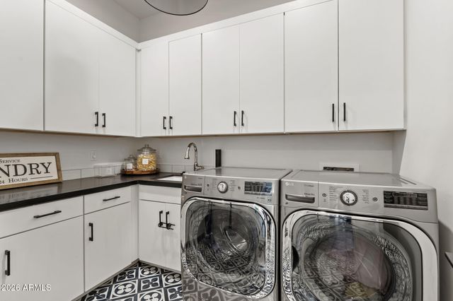 8409 N DILLER GROVE Lane, Phoenix, AZ 85021