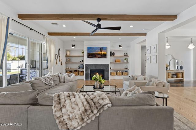 8409 N DILLER GROVE Lane, Phoenix, AZ 85021