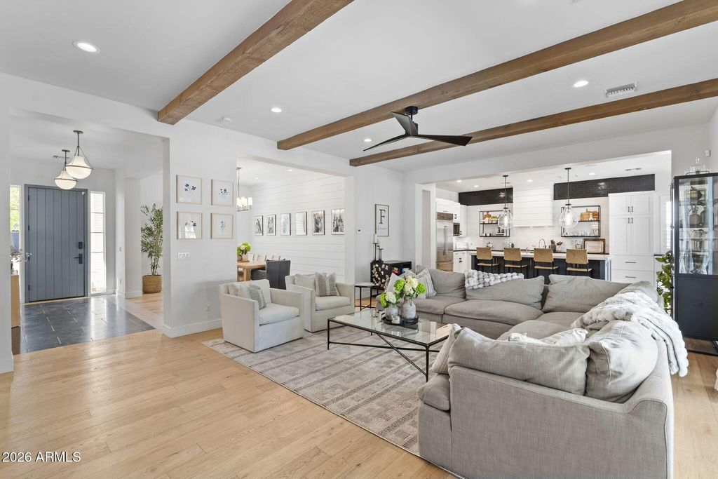 Image 10 of property listing at 8409 N DILLER GROVE Lane, Phoenix, AZ 85021