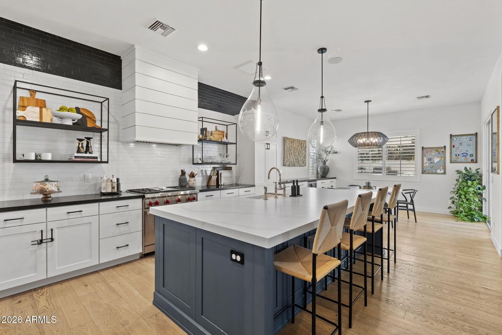 Image 13 of property listing at 8409 N DILLER GROVE Lane, Phoenix, AZ 85021