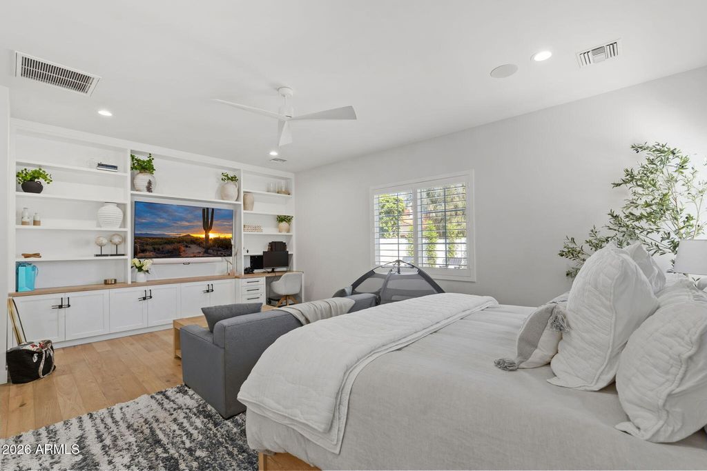 Image 19 of property listing at 8409 N DILLER GROVE Lane, Phoenix, AZ 85021