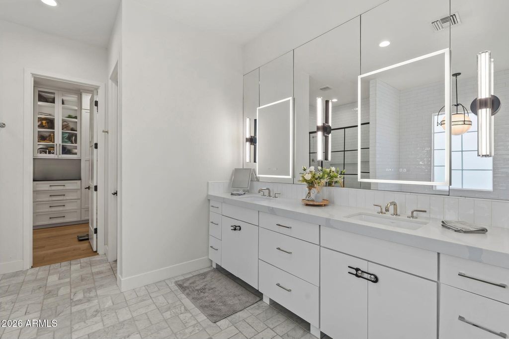 Image 21 of property listing at 8409 N DILLER GROVE Lane, Phoenix, AZ 85021