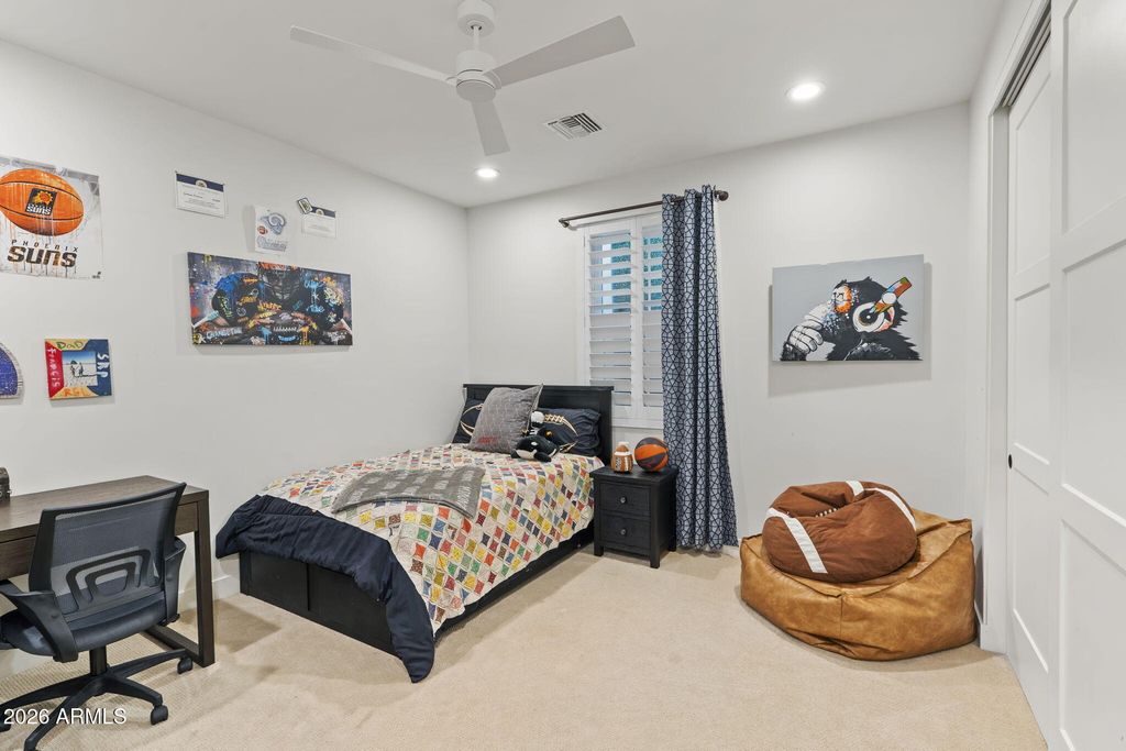 Image 33 of property listing at 8409 N DILLER GROVE Lane, Phoenix, AZ 85021