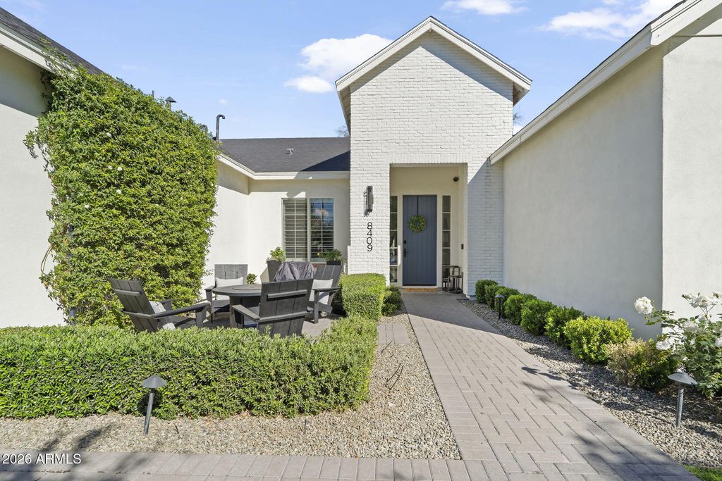 Image 4 of property listing at 8409 N DILLER GROVE Lane, Phoenix, AZ 85021