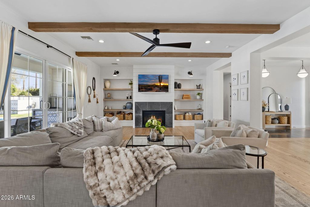 Image 8 of property listing at 8409 N DILLER GROVE Lane, Phoenix, AZ 85021