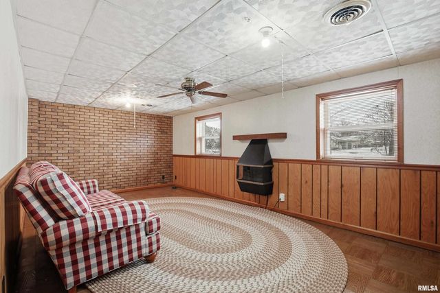 1103 15TH Street, De Witt, IA 52742