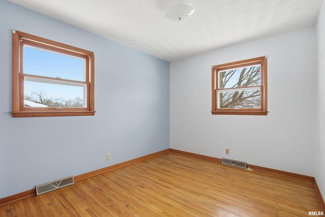 1103 15TH Street, De Witt, IA 52742