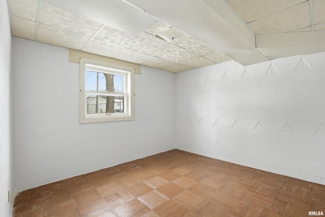 1103 15TH Street, De Witt, IA 52742