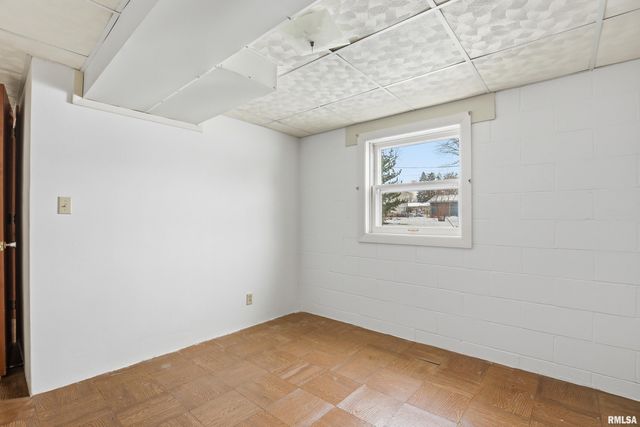 1103 15TH Street, De Witt, IA 52742