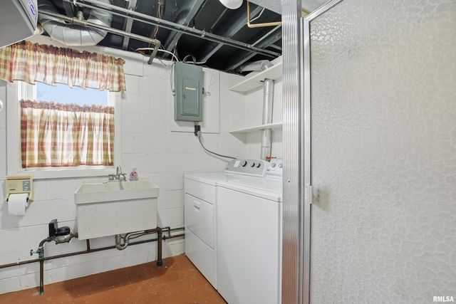 1103 15TH Street, De Witt, IA 52742