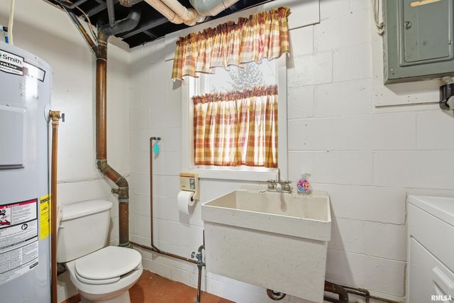 1103 15TH Street, De Witt, IA 52742