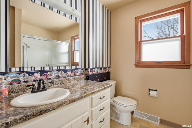 1103 15TH Street, De Witt, IA 52742