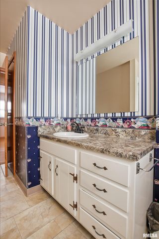 1103 15TH Street, De Witt, IA 52742