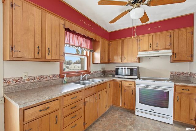 1103 15TH Street, De Witt, IA 52742