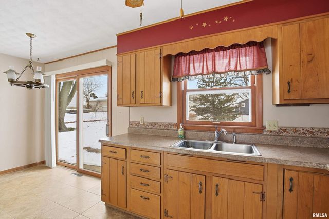 1103 15TH Street, De Witt, IA 52742