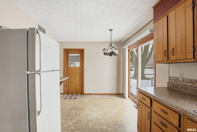 1103 15TH Street, De Witt, IA 52742