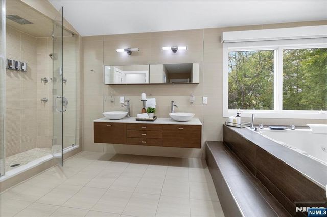 827 Alden Road, Paramus, NJ 07652