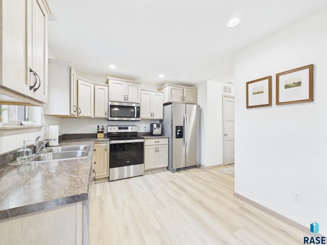 2817 S Lana Dr Drive, Sioux Falls, SD 57106