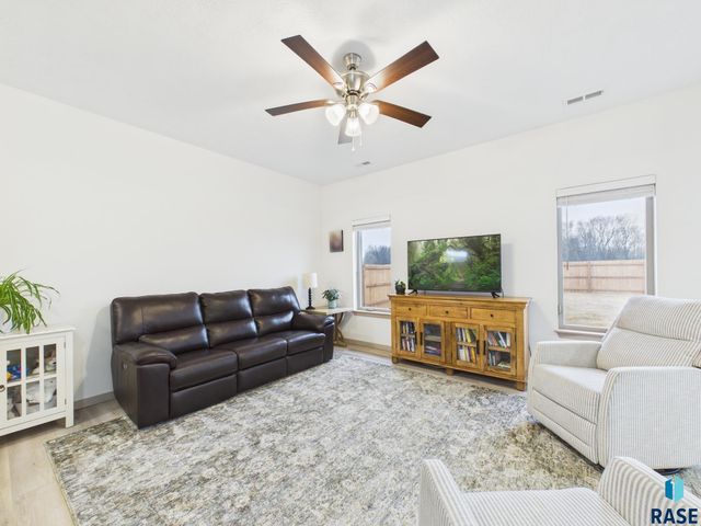 2817 S Lana Dr Drive, Sioux Falls, SD 57106