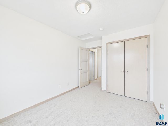 2817 S Lana Dr Drive, Sioux Falls, SD 57106