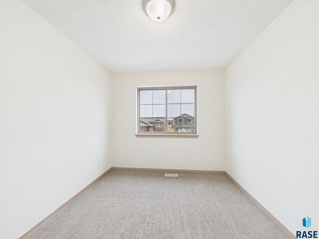 2817 S Lana Dr Drive, Sioux Falls, SD 57106