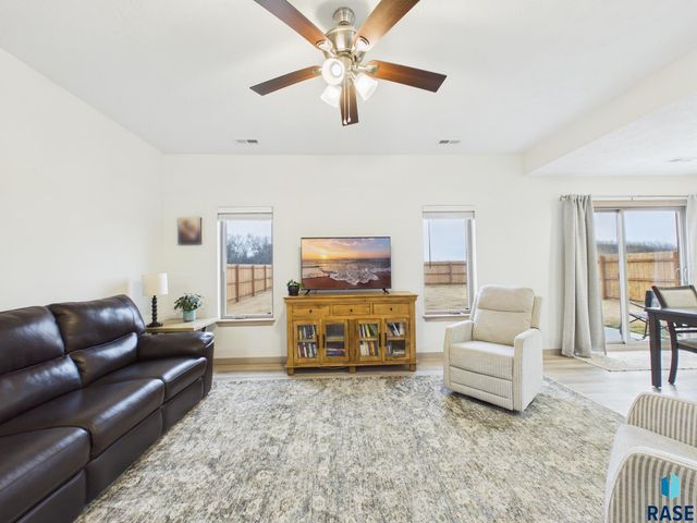 2817 S Lana Dr Drive, Sioux Falls, SD 57106