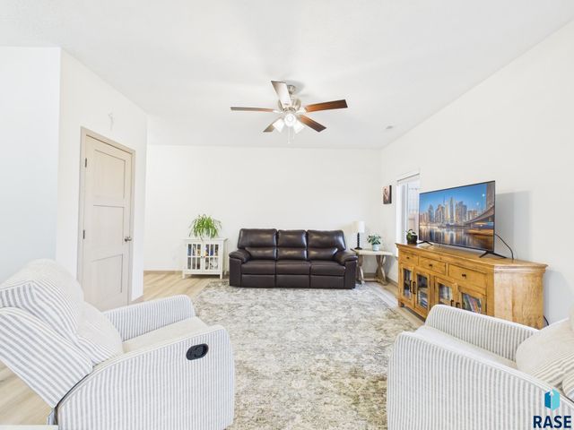 2817 S Lana Dr Drive, Sioux Falls, SD 57106