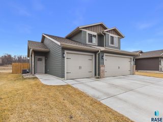2817 S Lana Dr Drive, Sioux Falls, SD 57106
