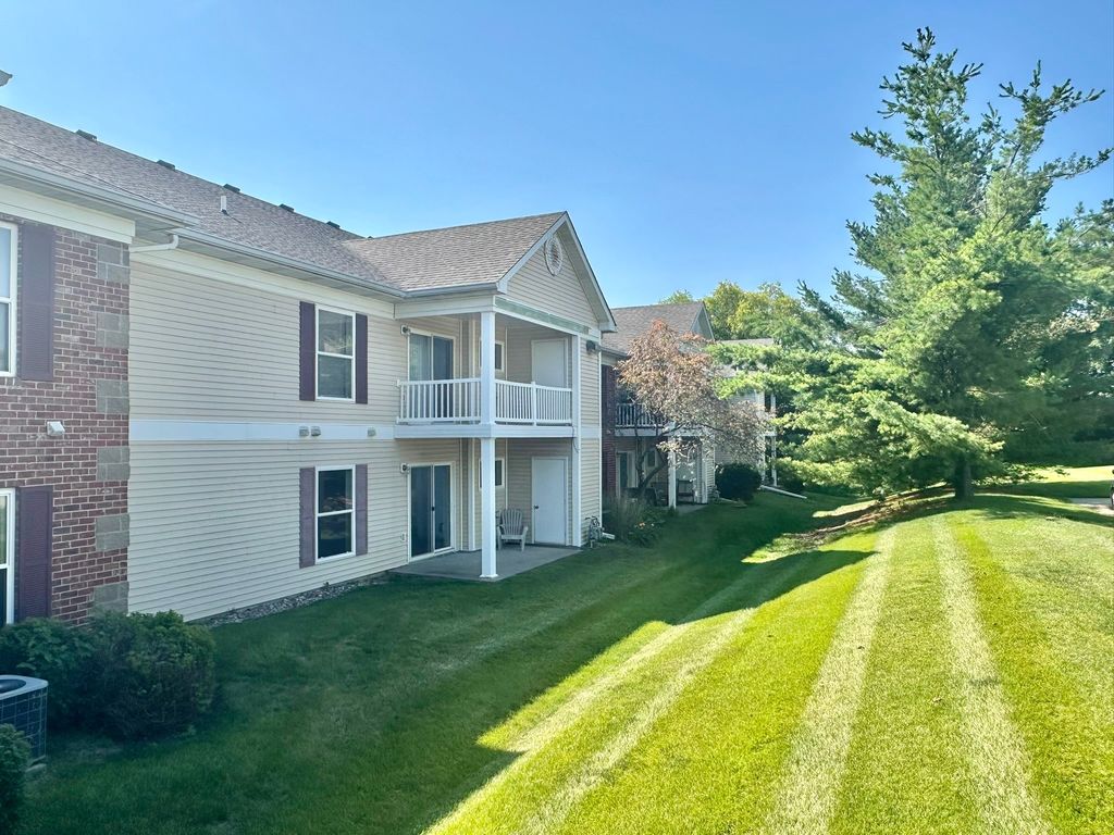 2128 NW 156th Street 27, Clive, IA 50325