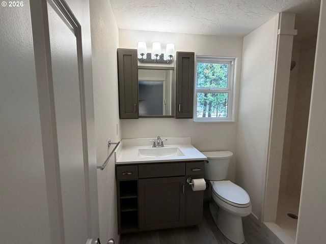 28016 GREEN OAKS Dr, Eugene, OR 97402