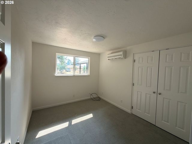 28016 GREEN OAKS Dr, Eugene, OR 97402