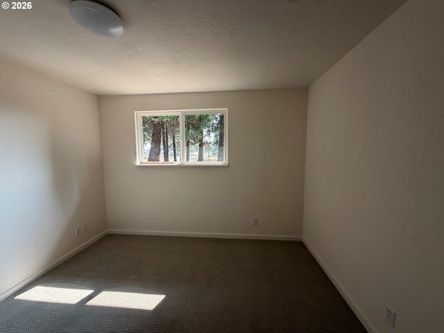 28016 GREEN OAKS Dr, Eugene, OR 97402
